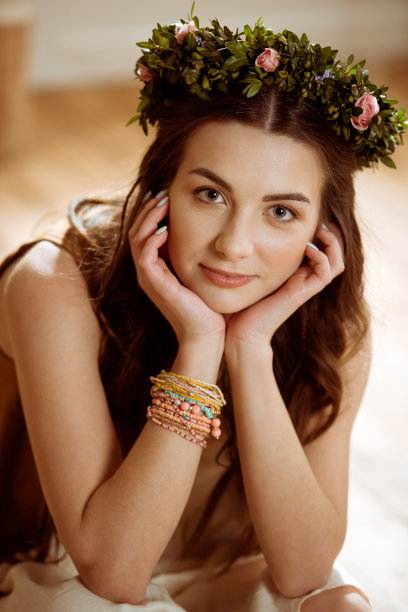 戴花圈的年轻女子图片下载