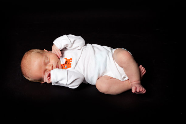 新生男婴在睡觉图片下载