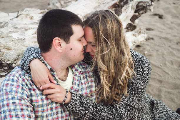 一对年轻夫妇的性感肖像。一起在海边穿着休闲的衣服图片下载