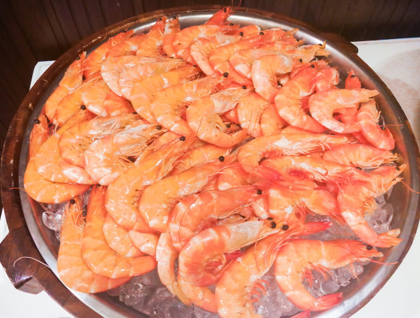 大鲜虾放在冰盘上，放在不锈钢锅里图片下载