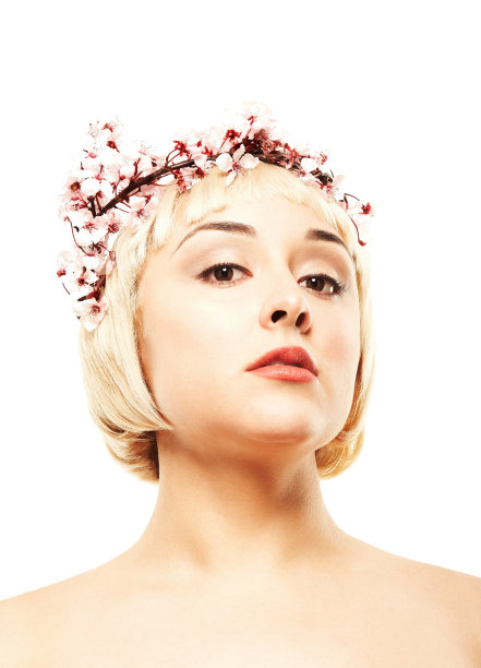 一个头上戴着粉红色花朵的漂亮女人的肖像图片下载