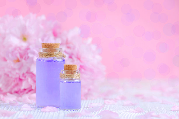 美丽的天然香料组成与精油，鲜花在粉红色的背景，选择性的焦点图片下载