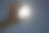 一只手捕捉太阳的星星在一个蓝色的背景图片下载