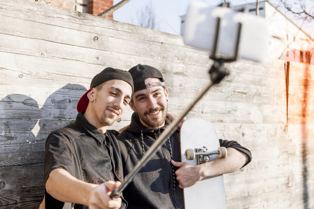 玩滑板的小男孩们在户外自拍图片下载