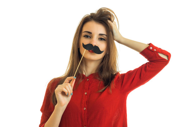 漂亮的年轻女孩拿着一张纸胡子特写图片下载