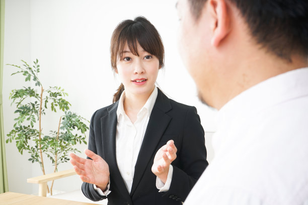 年轻的女商人销售房地产图片下载