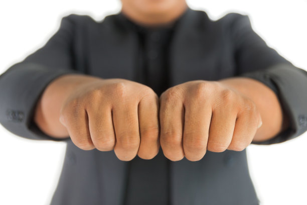 男人用西装拳打两只手图片下载