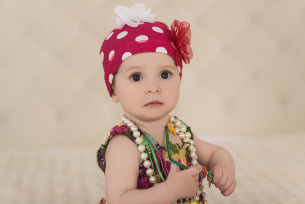 可爱的大眼睛小女孩的肖像，室内图片下载