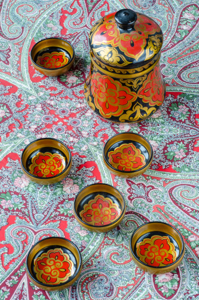 红色手帕上印着俄罗斯传统菜肴图片下载