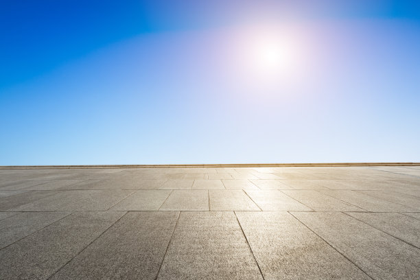 广场地板和日落时的天空图片下载