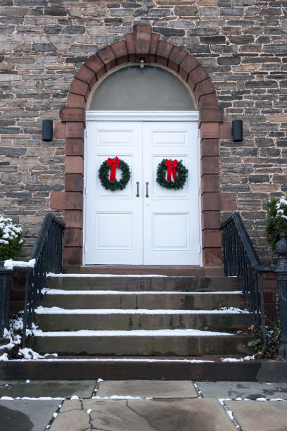 教堂门上的圣诞花环图片下载