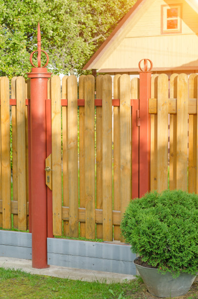 砖和金属栅栏图片下载