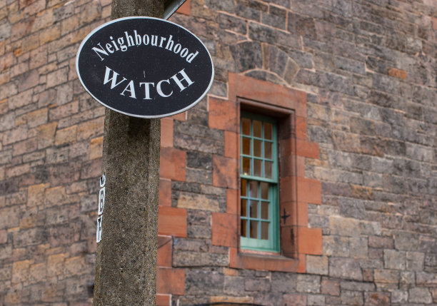 背景上有窗户的邻里守望标志图片下载