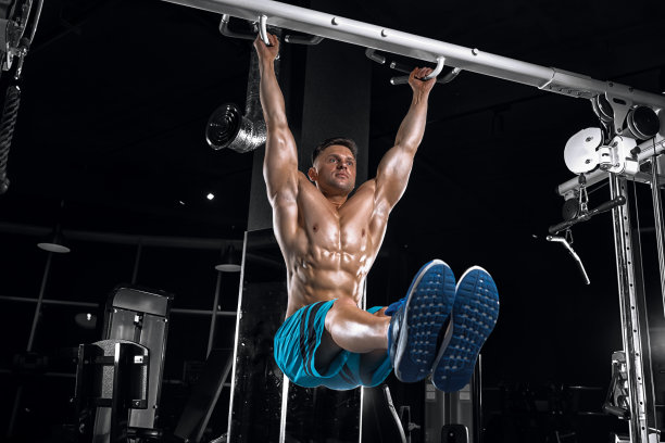 年轻的帅哥在健身房锻炼图片下载