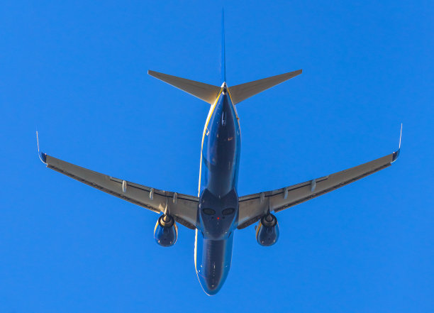 蓝色飞机起飞了图片下载