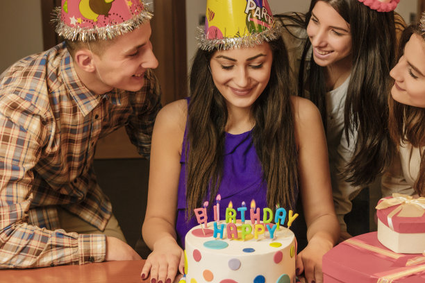 在生日蛋糕上点燃蜡烛。图片下载