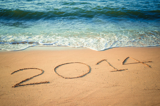 在泰国海滩上写下2014年新年快乐图片下载