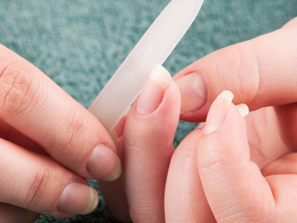 一个用指甲锉做指甲的女人图片下载