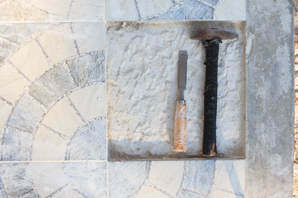 水泥混凝土纹理不光滑，用凿和扫把锤图片下载