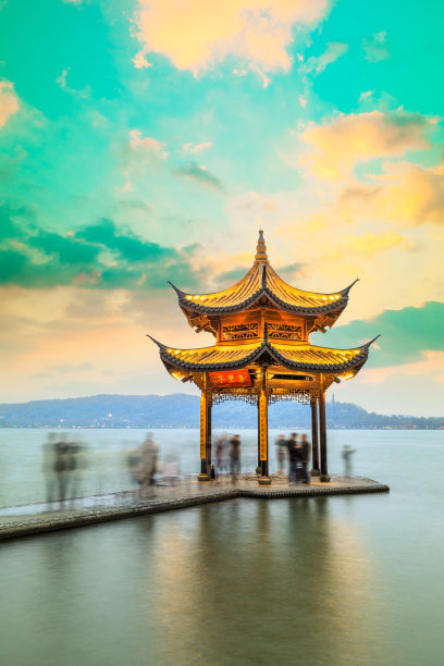 黄昏时杭州西湖的古亭子图片下载