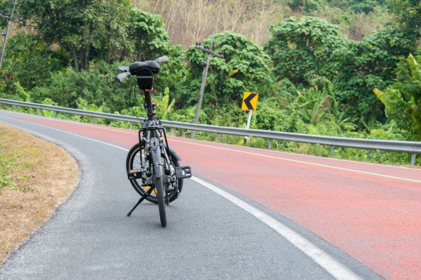 停在街上的自行车图片下载
