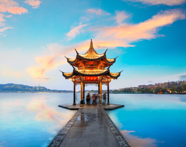 黄昏时杭州西湖的古亭子图片下载