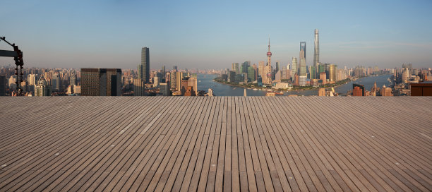 空木地板与城市地标建筑背景在上海外滩全景天际线鸟瞰图图片下载
