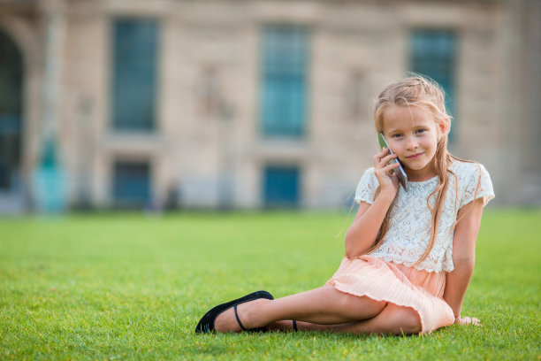 可爱的学步女孩在巴黎的暑假智能手机图片下载