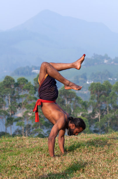 印度男子在户外做倒立练习图片下载