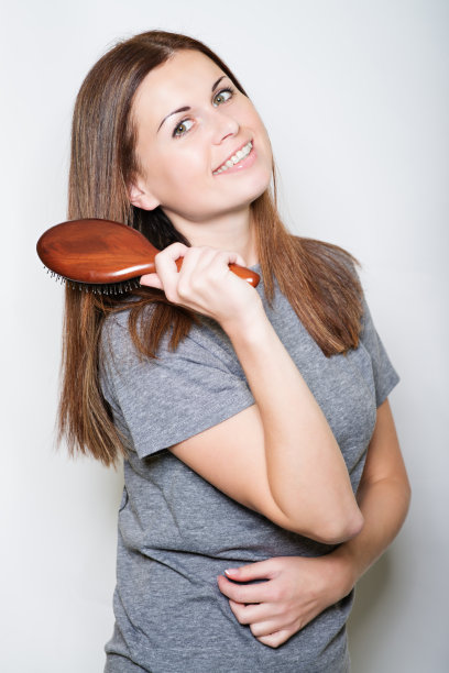 年轻的黑发美女梳着长发图片下载