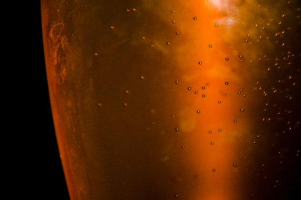 水滴在啤酒杯上。图片下载