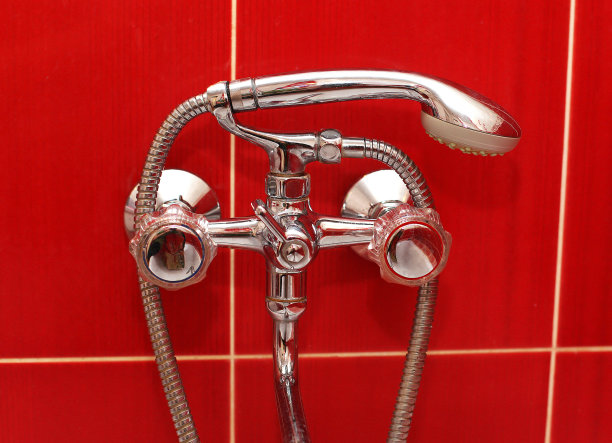 浴室的水龙头和淋浴器图片下载