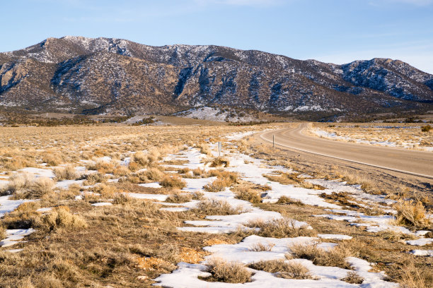 93号高速公路大盆地高速公路切入内华达山脉景观图片下载