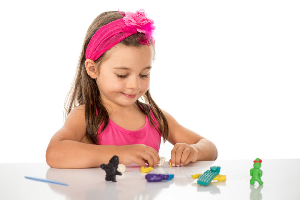 玩课桌的小女孩图片下载