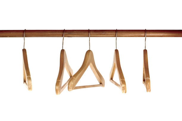 木制衣架孤立在白色背景上图片下载