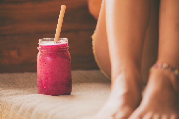 女人放松和喝冰沙户外。图片下载