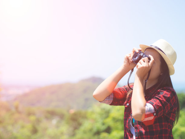 户外夏天的生活方式肖像漂亮的年轻女人有乐趣在丛林。图片下载