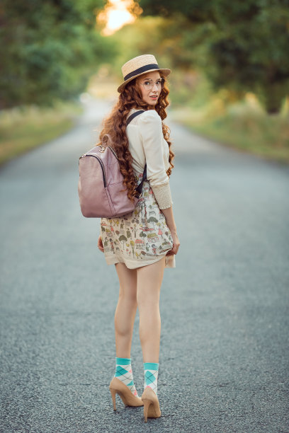 美丽的年轻女子旅行者肖像图片下载