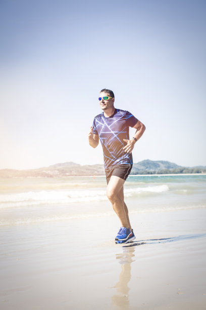 在泰国海滩上跑步的运动员图片下载
