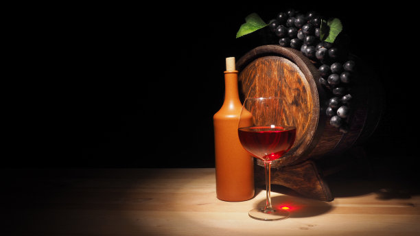 木桌上放着一桶红酒图片下载