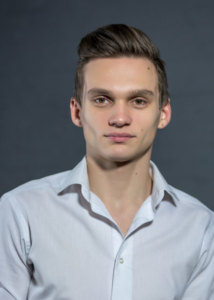 穿白衬衫的男人，深色背景图片下载