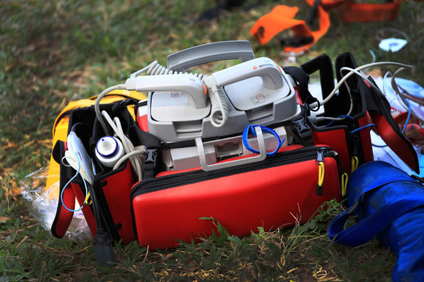 用于壁炉紧急情况的便携式除颤器图片下载