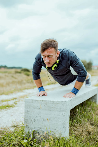 运动员运动在户外图片下载
