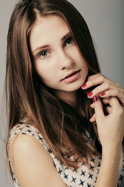 时尚女孩在灰色背景下摆姿势图片下载