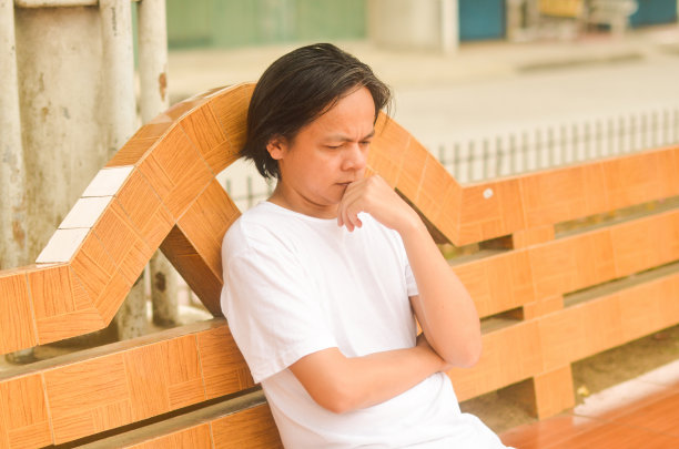 成年亚洲人在公园的照片思考图片下载