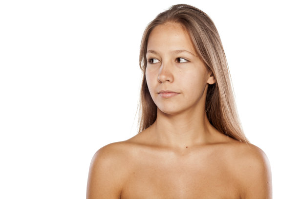 漂亮的女孩，留着长发，没有化妆图片下载