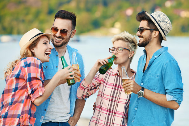 一群朋友在海滩上玩图片下载