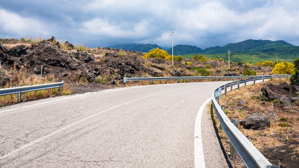西西里岛埃特纳山上的公路图片下载