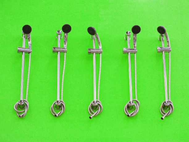 淋浴喷头隔离在绿色背景上图片下载