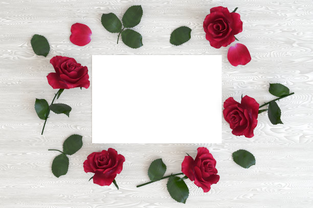空白卡片与鲜花玫瑰在桌子上，俯视图，模拟，3D插图图片下载